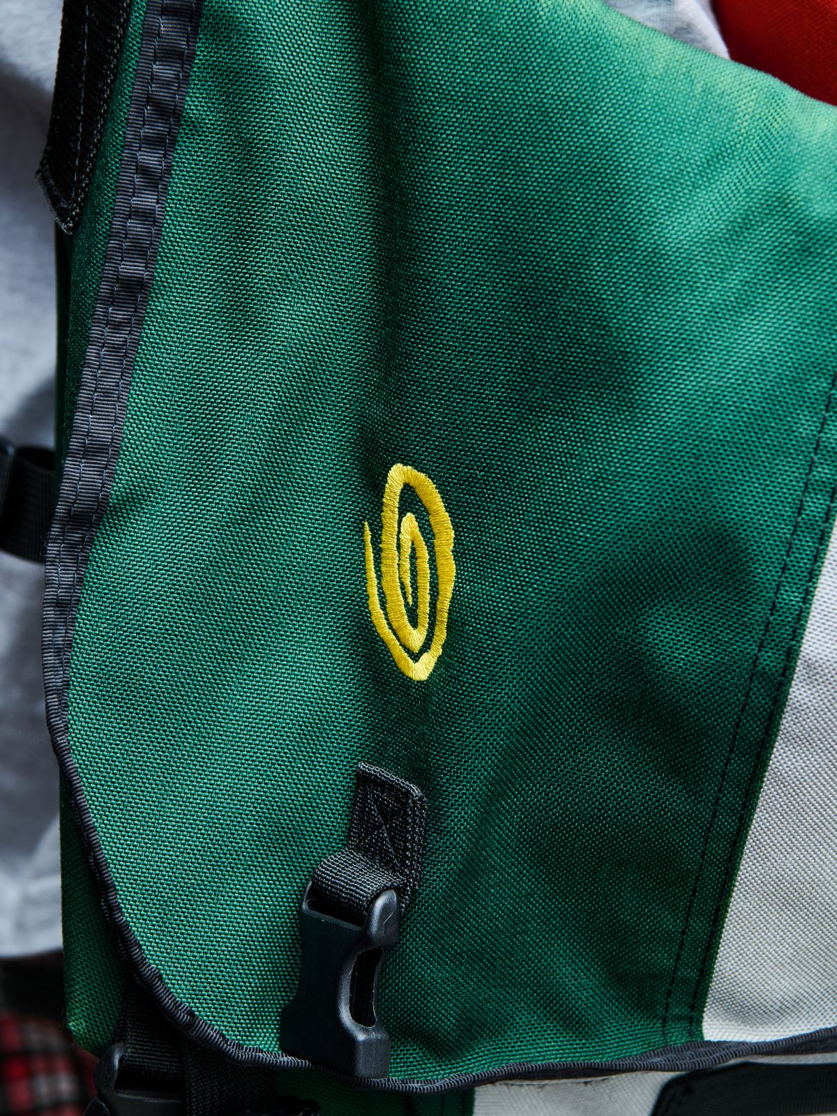 メッセンジャーバッグ(Timbuk2)ロゴ寄り