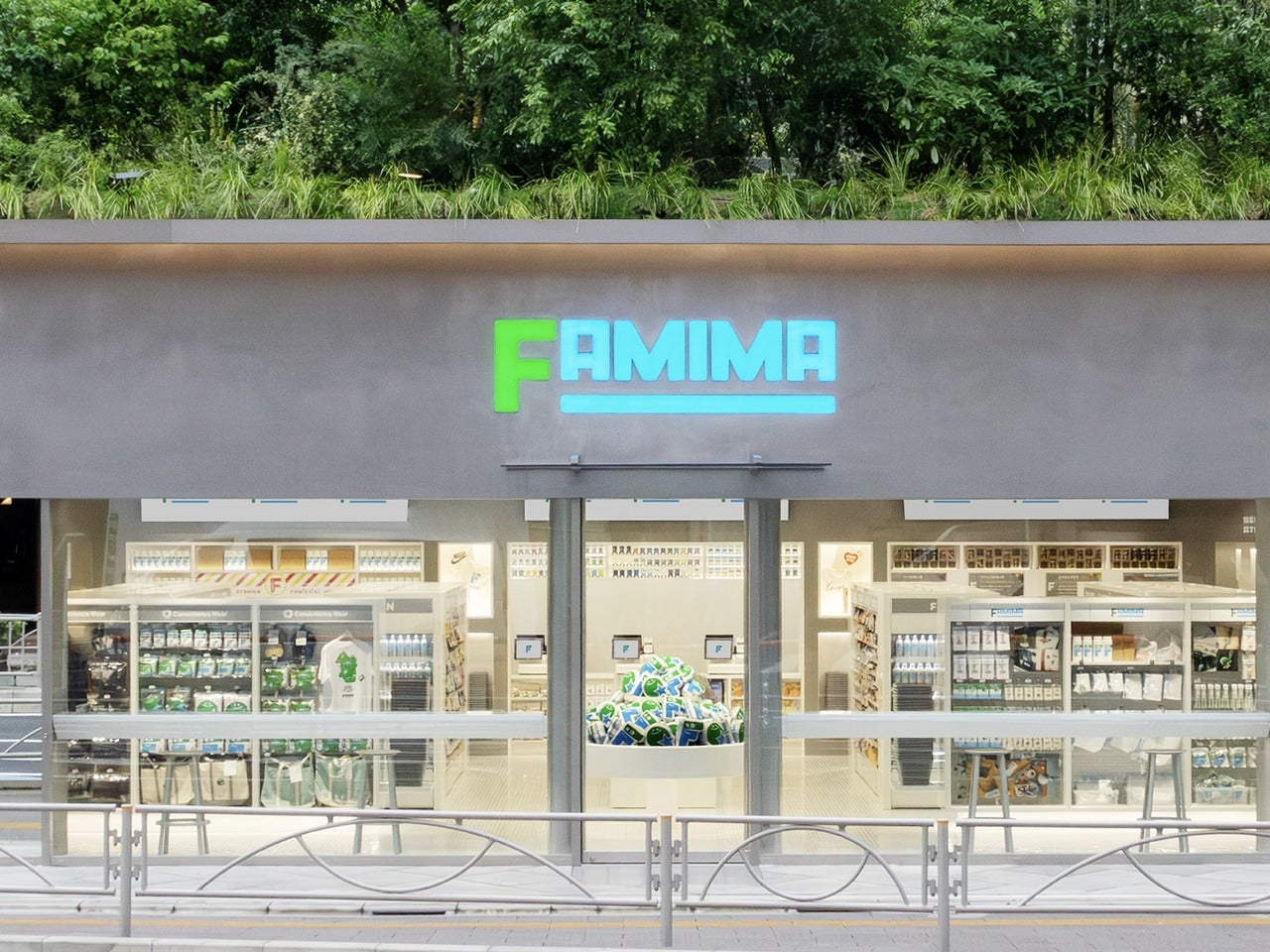 「ファミマ」のデニムジャケットも！NIGO®︎氏とタッグを組んだ『FAMIMA PARK AZABUDAI』にコンビニエンスウェアの国内最大級の売場が登場。