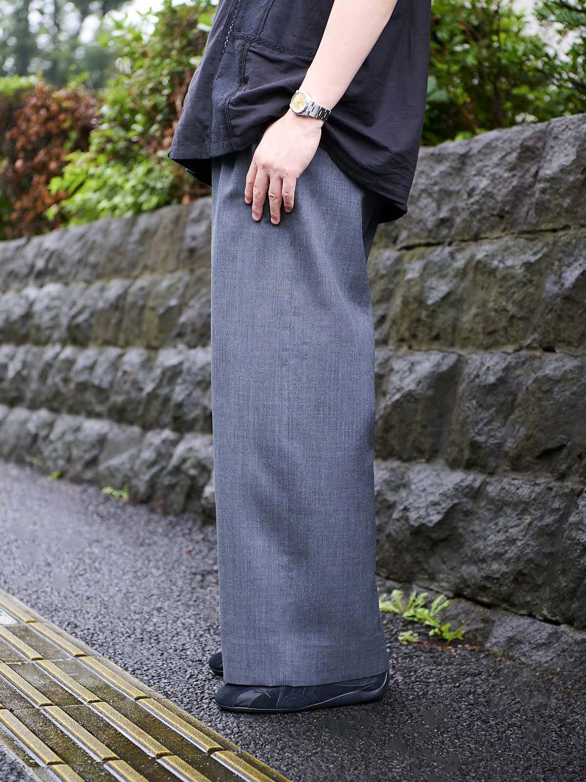 H BEAUTY&YOUTHのスラックスのサイド
