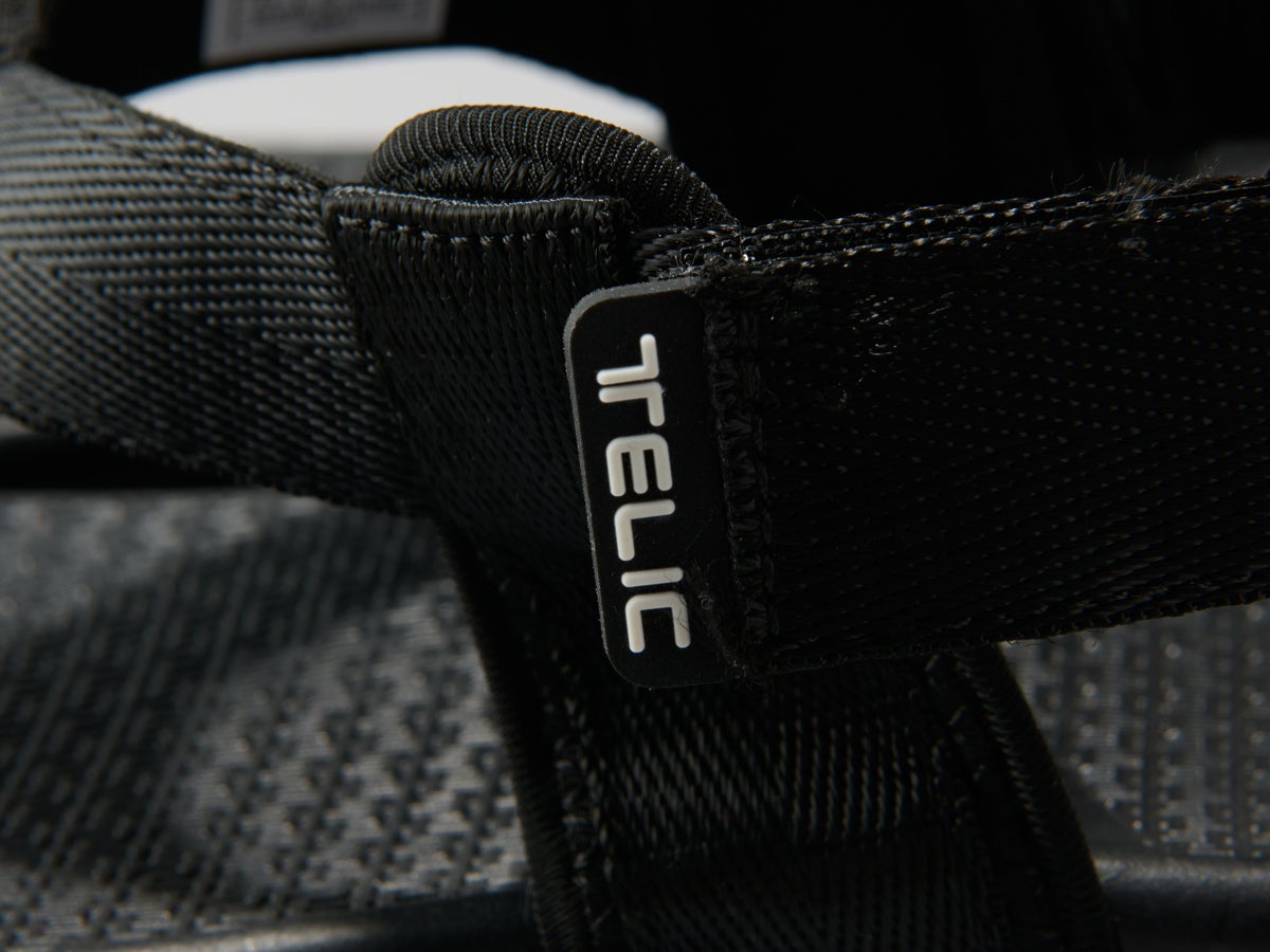 リカバリーしながらスタイルアップも叶う「テリック」の厚底黒サンダルはクッション性が圧倒的！／TELIC ALLROADS-KONA