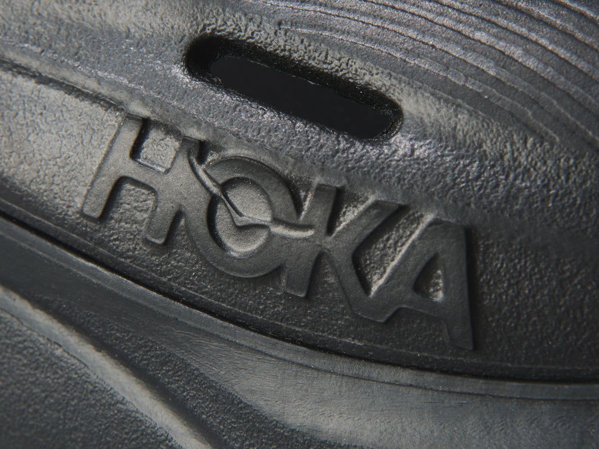 【ホカ】１万円以下で極上のクッション性！“絶対に買い”な大人ブラックなリカバリーサンダル／HOKA ORA recovery slide 3