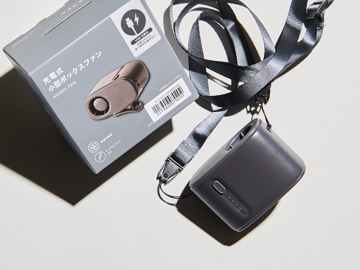 「ニトリ」の噂の『ベルトに付けられる小型ボックスファン』はお値段以上に涼しい？ バッグのショルダーにもつけられて服好き歓喜！