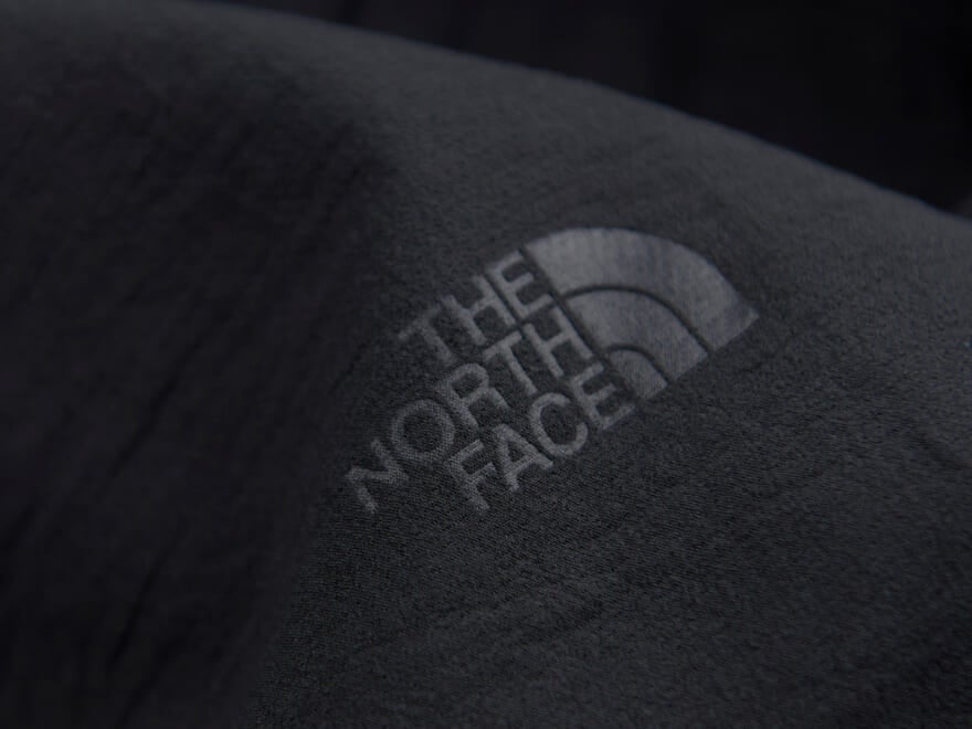 【涼しい!ザ・ノース・フェイスのポロシャツ】超ハイスペックでミニマルなオールブラックが魅力!/THE NORTH FACE トランクルショートスリーブジップポロシャツ