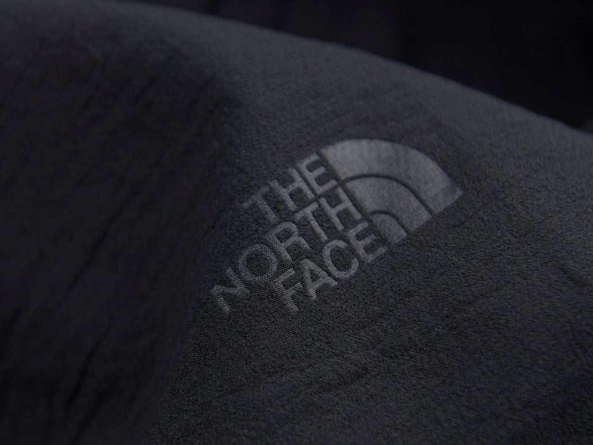 【涼しい！ザ・ノース・フェイスのポロシャツ】超ハイスペックでミニマルなオールブラックが魅力！／THE NORTH FACE トランクルショートスリーブジップポロシャツ
