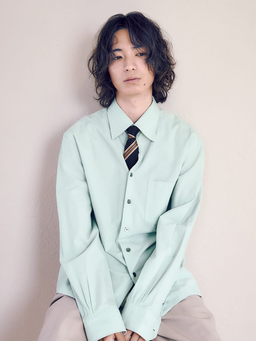エヌドット(N.)のヘアセラムとクリームとスプレーでスタイリングしたメンズパーマヘア1
