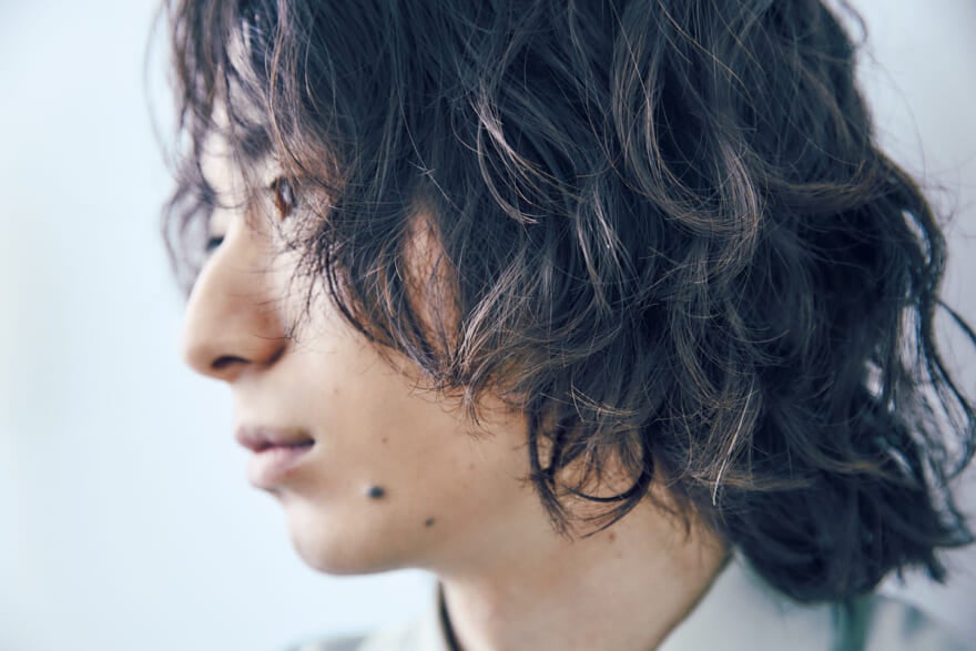 エヌドット(N.)のヘアセラムとクリームとスプレーでスタイリングしたメンズパーマヘア2