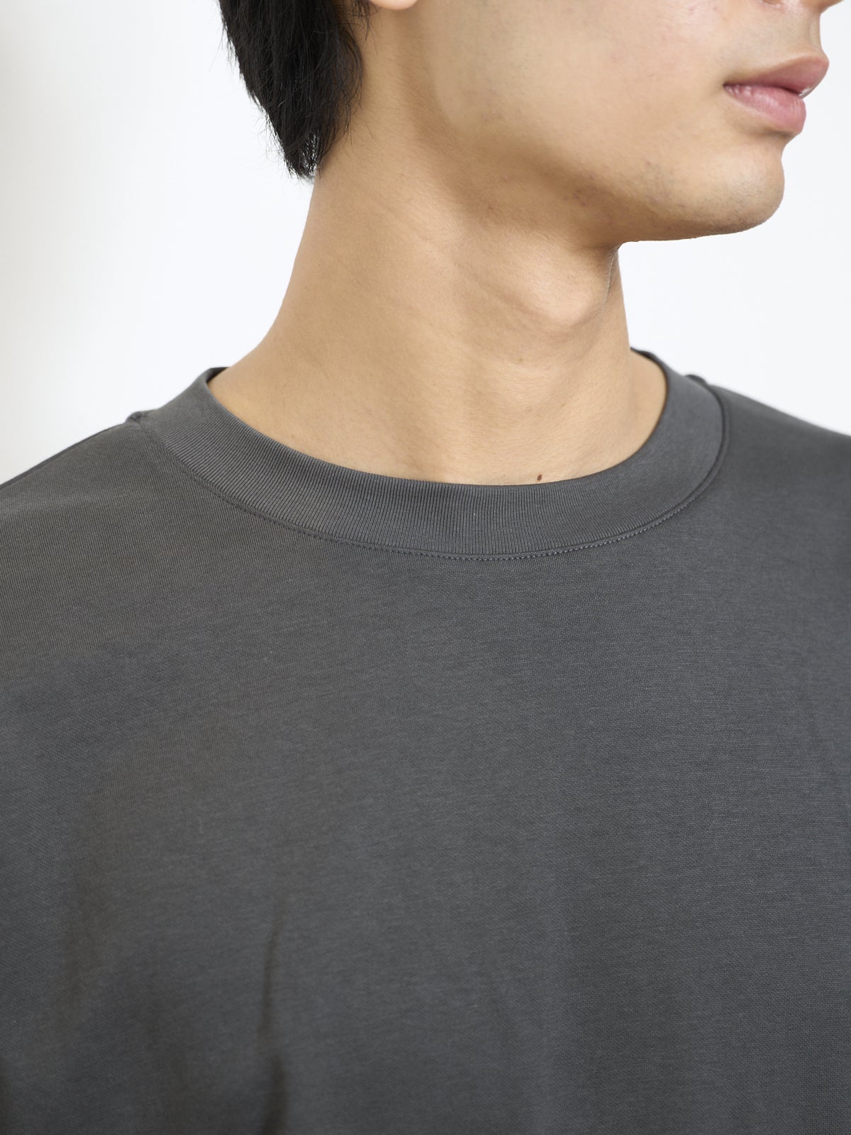 ユニクロユーのエアリズムコットンオーバーサイズTシャツ/5分袖の首元