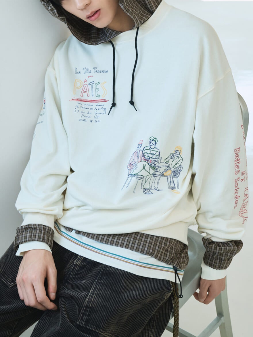 ニコアンドの刺繍入りスウェットとパーカのレイヤードスタイル