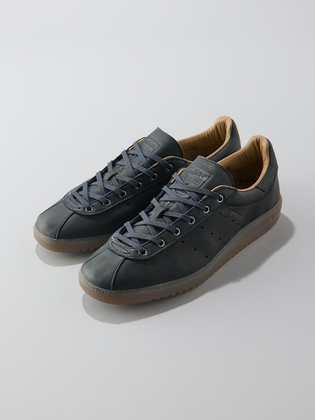 【アディダス オリジナルスの黒いコスパ名品】adidas Originalsのタバコ スーパー