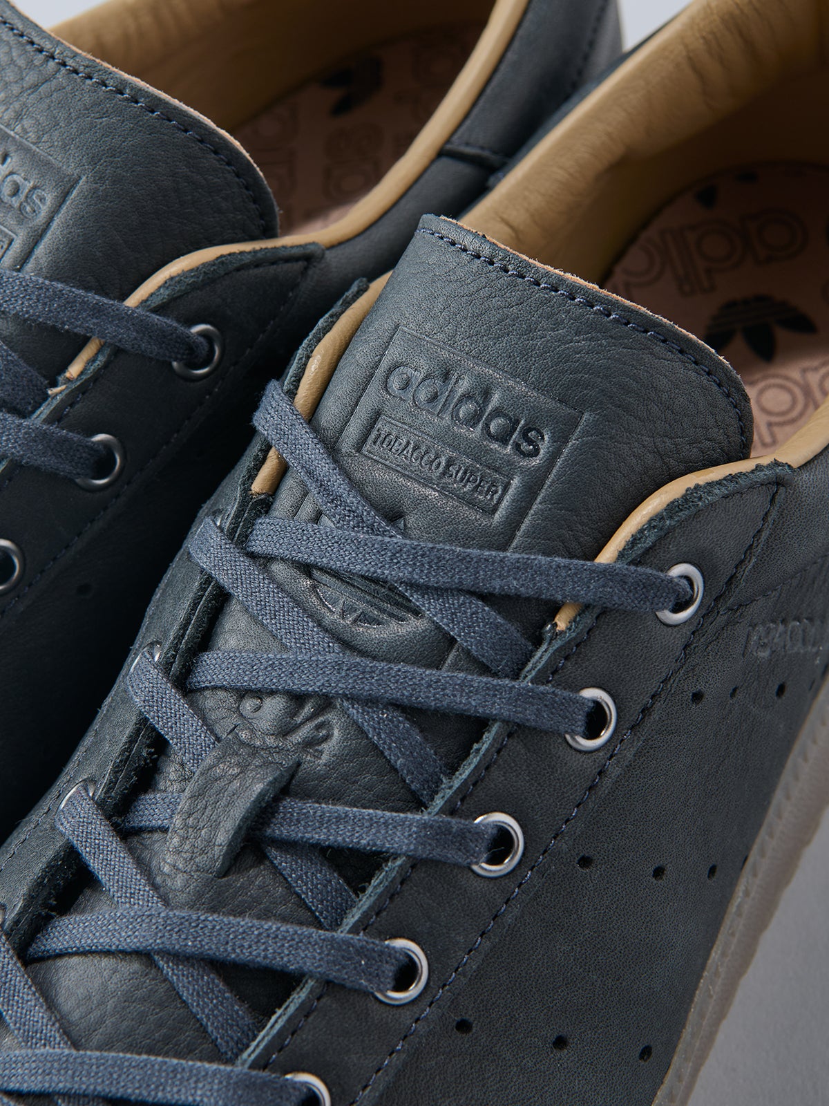 【アディダス オリジナルスの黒いコスパ名品】adidas Originalsのタバコ スーパーのシューレース