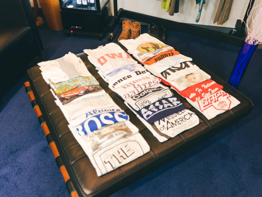店内のTシャツスペーズ。3列に分かれてTシャツが並んでいる