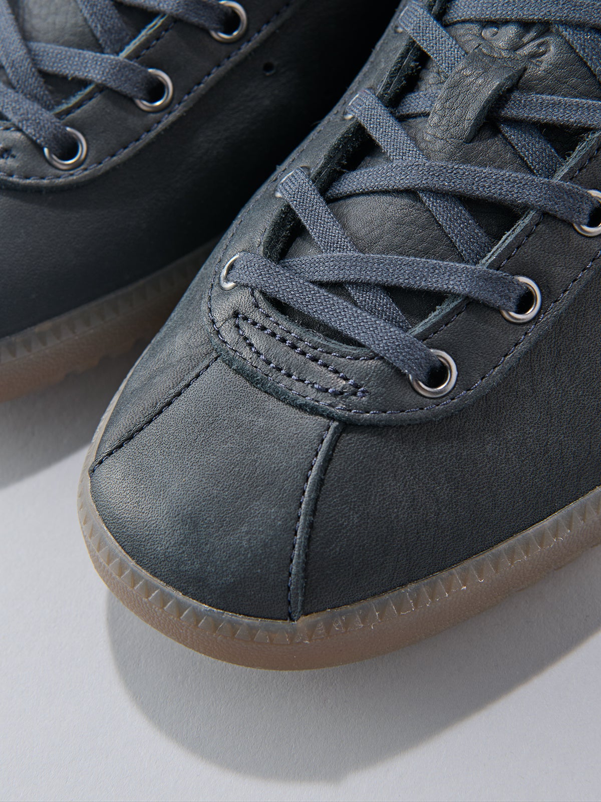 【アディダス オリジナルスの黒いコスパ名品】adidas Originalsのタバコ スーパーのトゥ