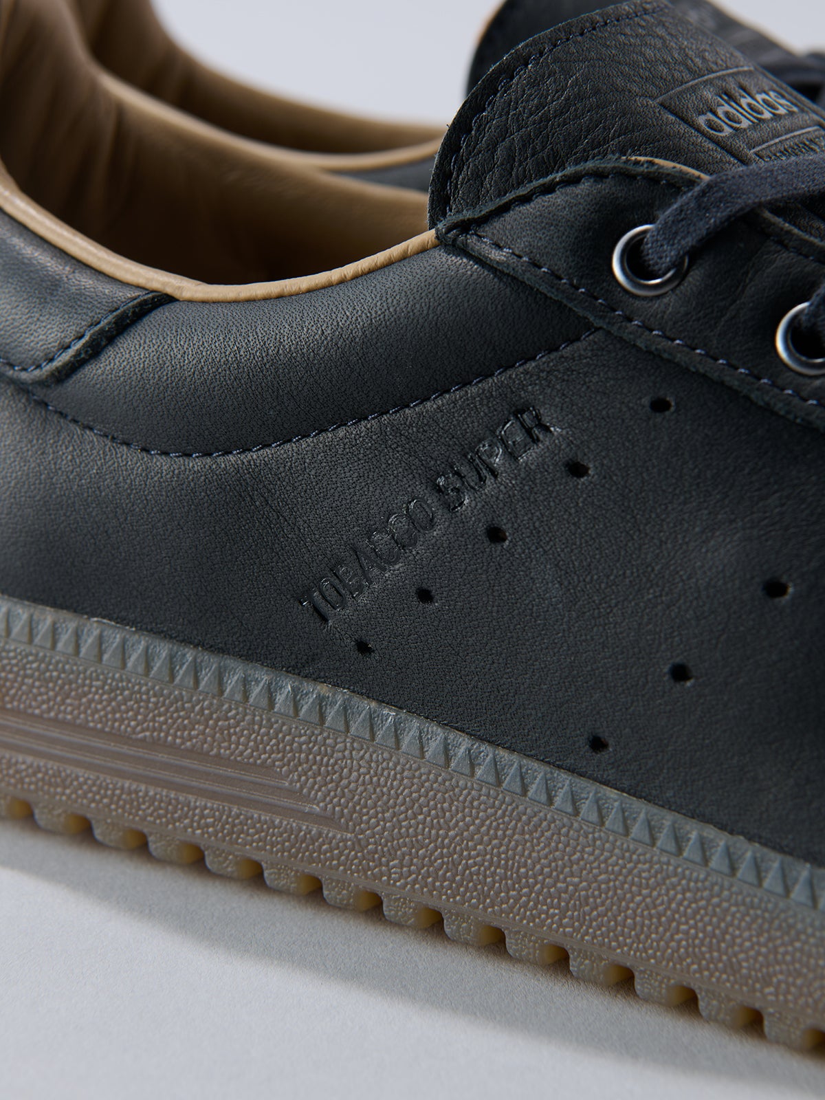【アディダス オリジナルスの黒いコスパ名品】adidas Originalsのタバコ スーパーのスリーストライプス