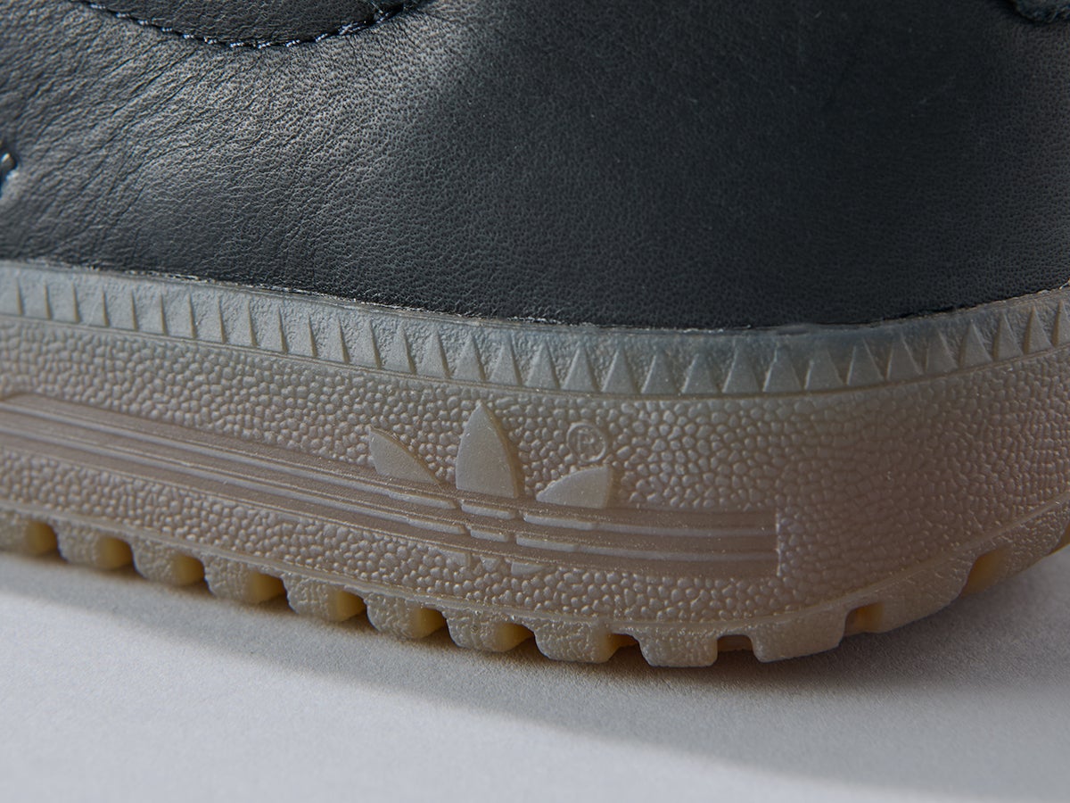 【アディダス オリジナルスの黒いコスパ名品】adidas Originalsのタバコ スーパーのサイドヒール