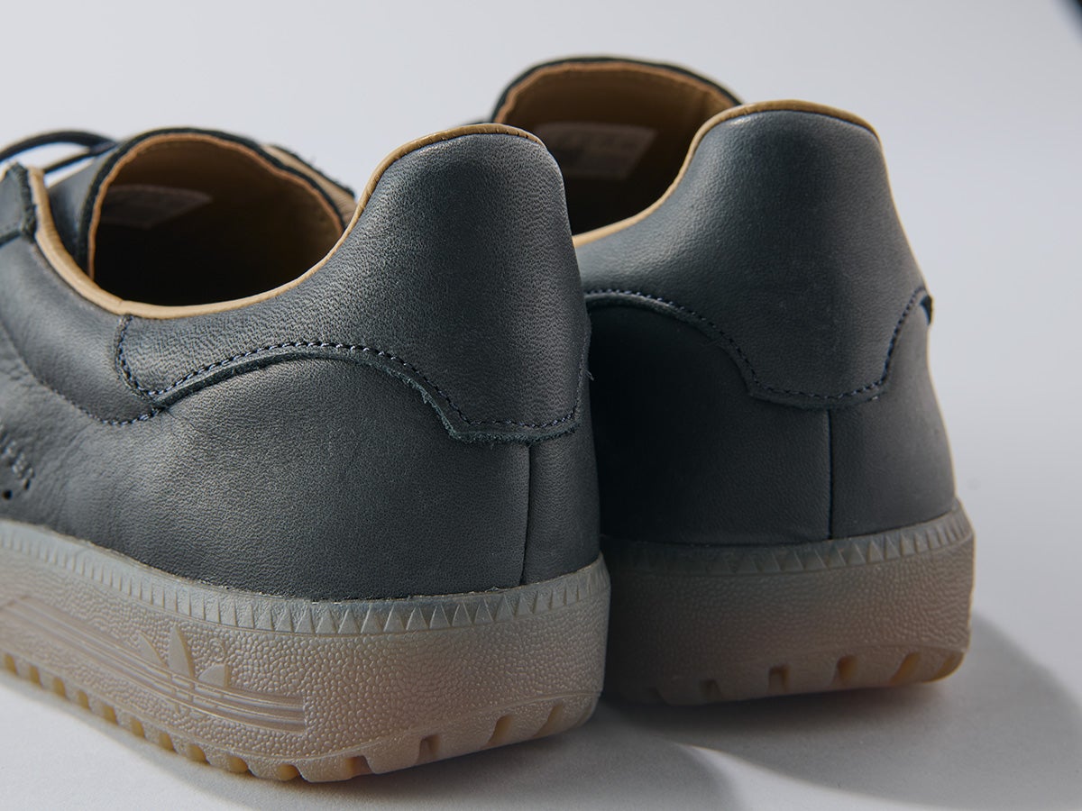【アディダス オリジナルスの黒いコスパ名品】adidas Originalsのタバコ スーパーのヒール