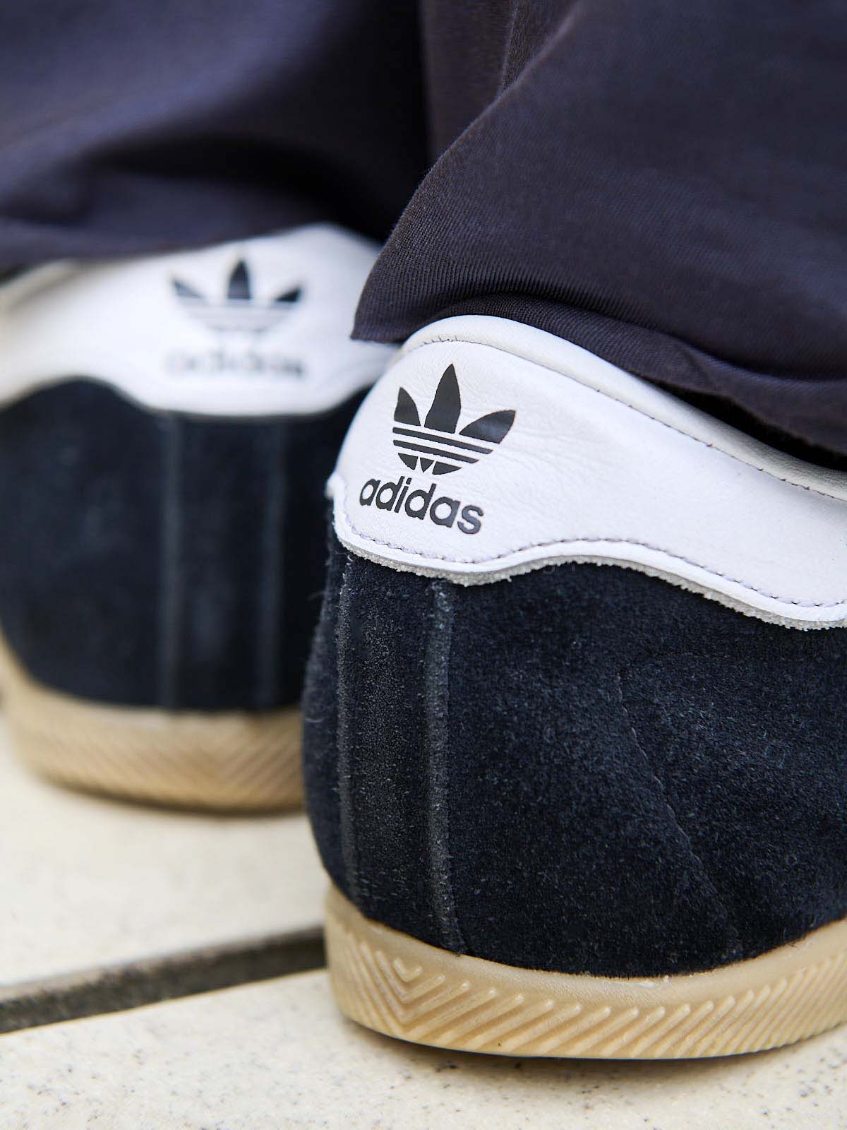 アディダスの愛用スニーカー「adidas Originals PARIS」の着こなしヒールロゴ