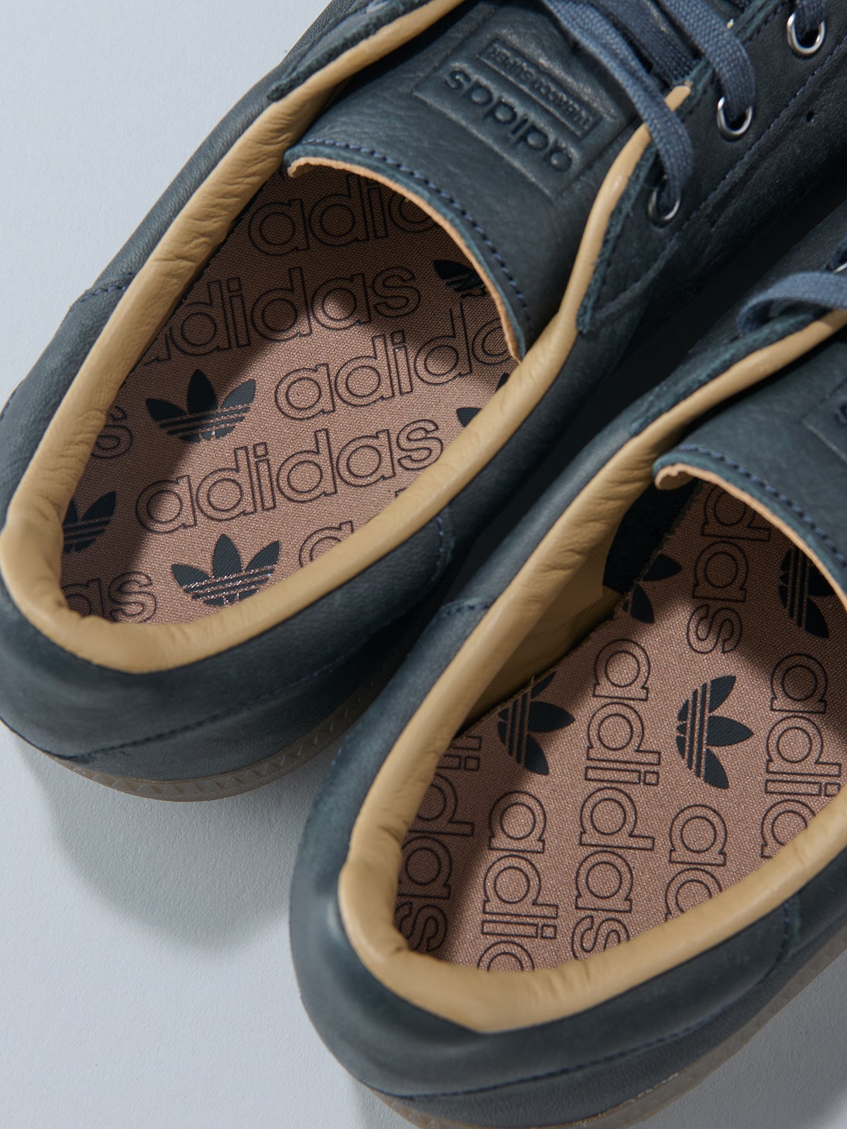 【アディダス オリジナルスの黒いコスパ名品】adidas Originalsのタバコ スーパーのインソール