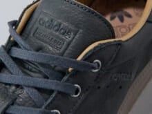 【アディダスの黒いコスパ名品】秋の始まりはこのブラックスニーカーで。上質レザーで大人な足元に／adidas Originalsのタバコ スーパー