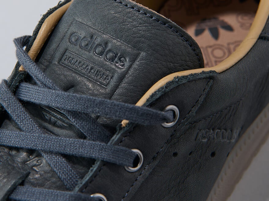 【アディダスの黒いコスパ名品】秋の始まりはこのブラックスニーカーで。上質レザーで大人な足元に／adidas Originalsのタバコ スーパー