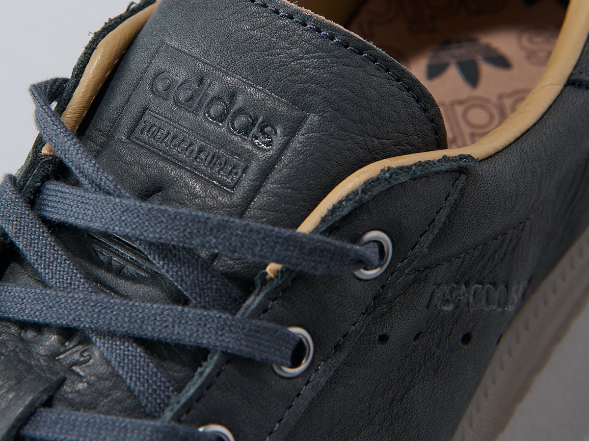 【アディダスの黒いコスパ名品】秋の始まりはこのブラックスニーカーで。上質レザーで大人な足元に／adidas Originalsのタバコ スーパー