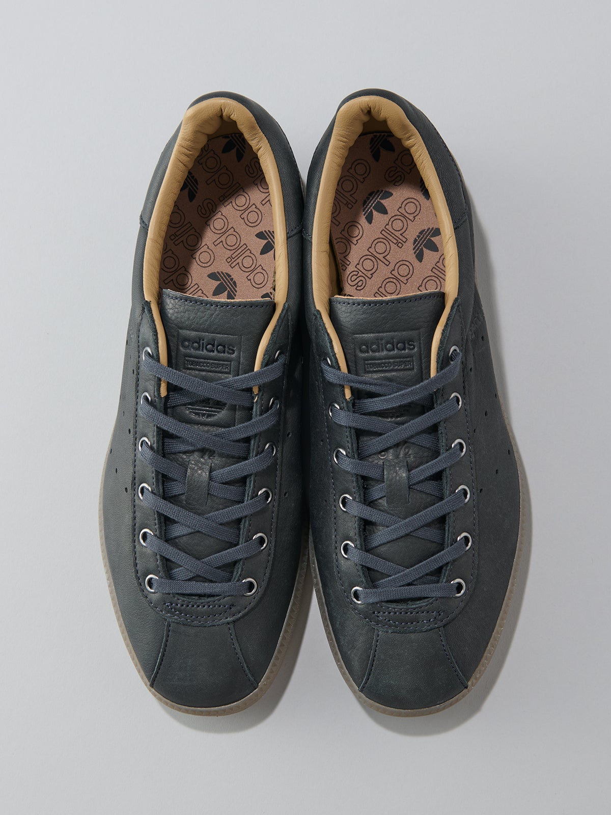【アディダス オリジナルスの黒いコスパ名品】adidas Originalsのタバコ スーパーの俯瞰
