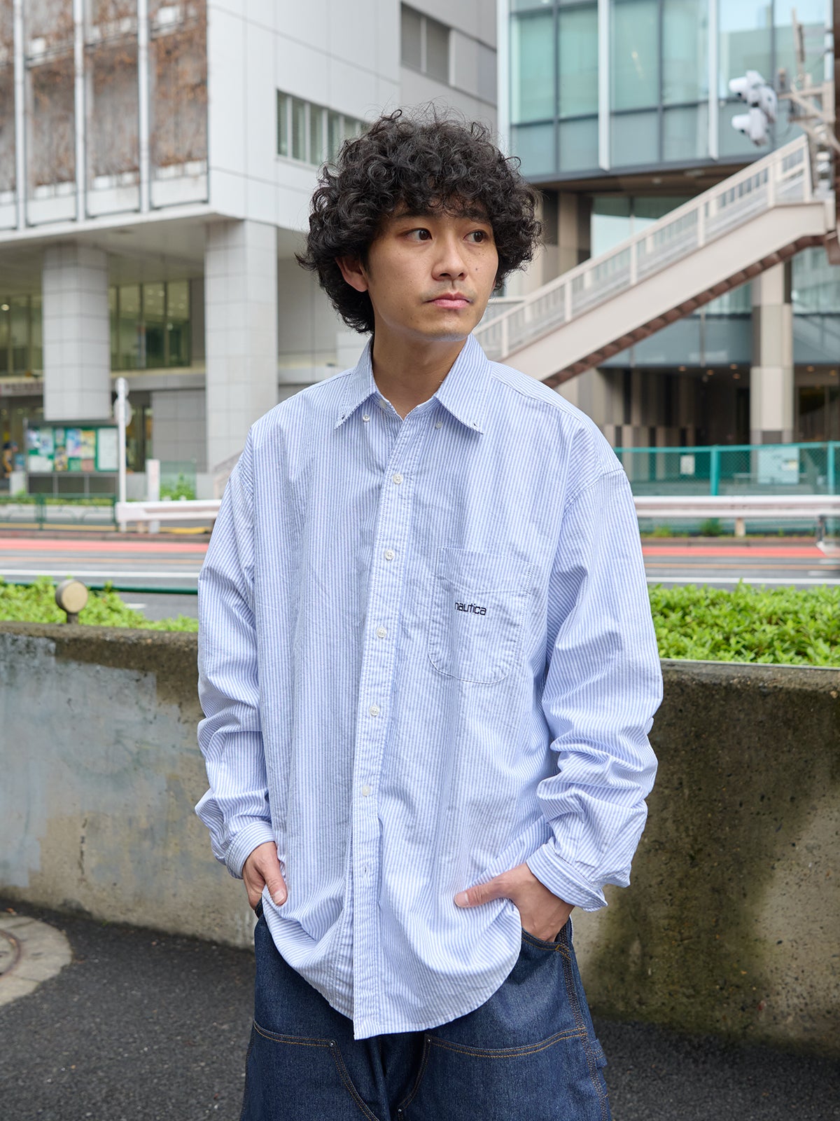 White Mountaineering &times;  MERRELLの愛用スニーカー&nbsp;「WRAPT MID WATERPROOF」トップスの寄り上半身