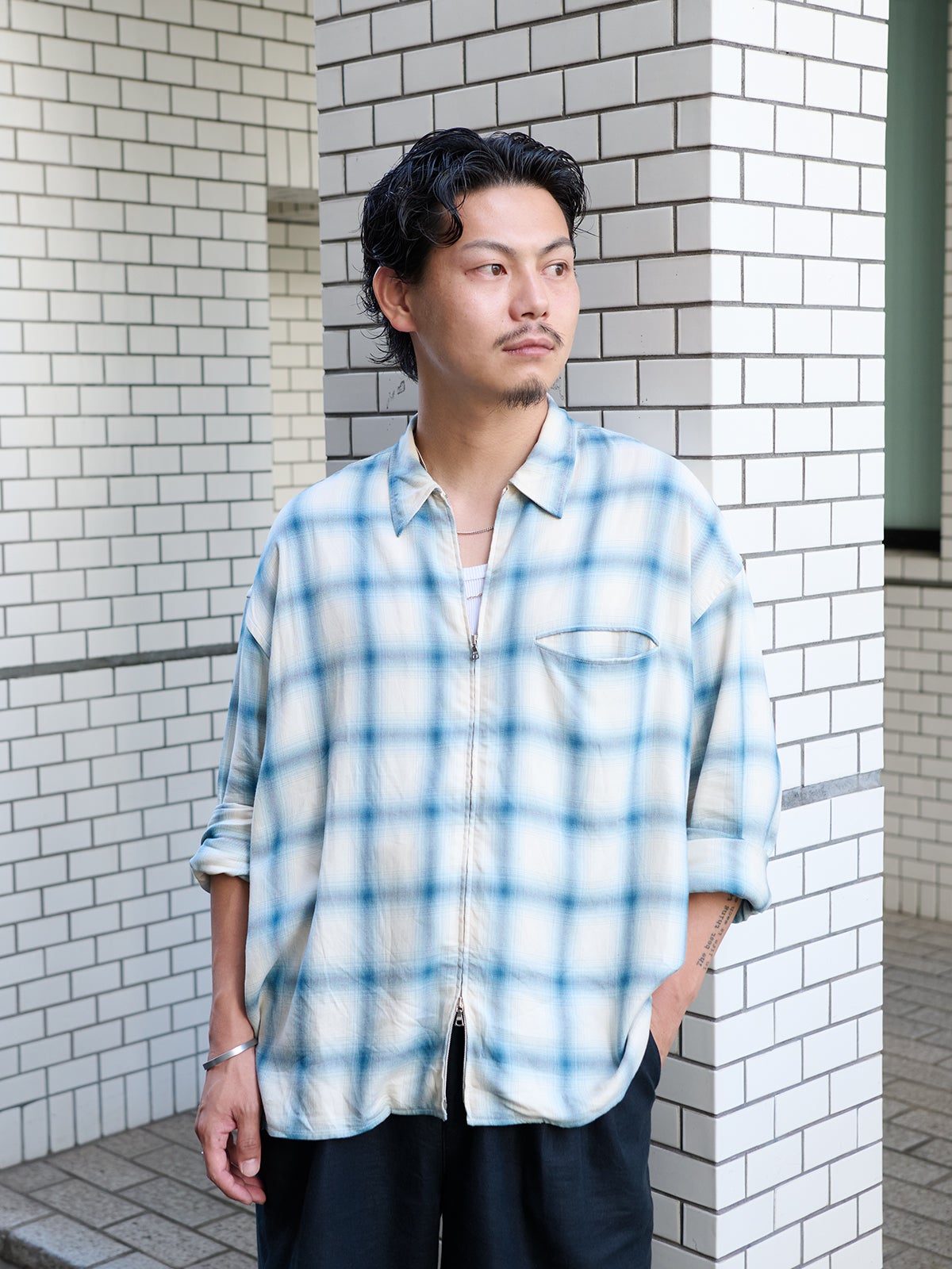 スニーカーショップ・A+S松尾勇志さんの愛用スニーカーコーデ上半身