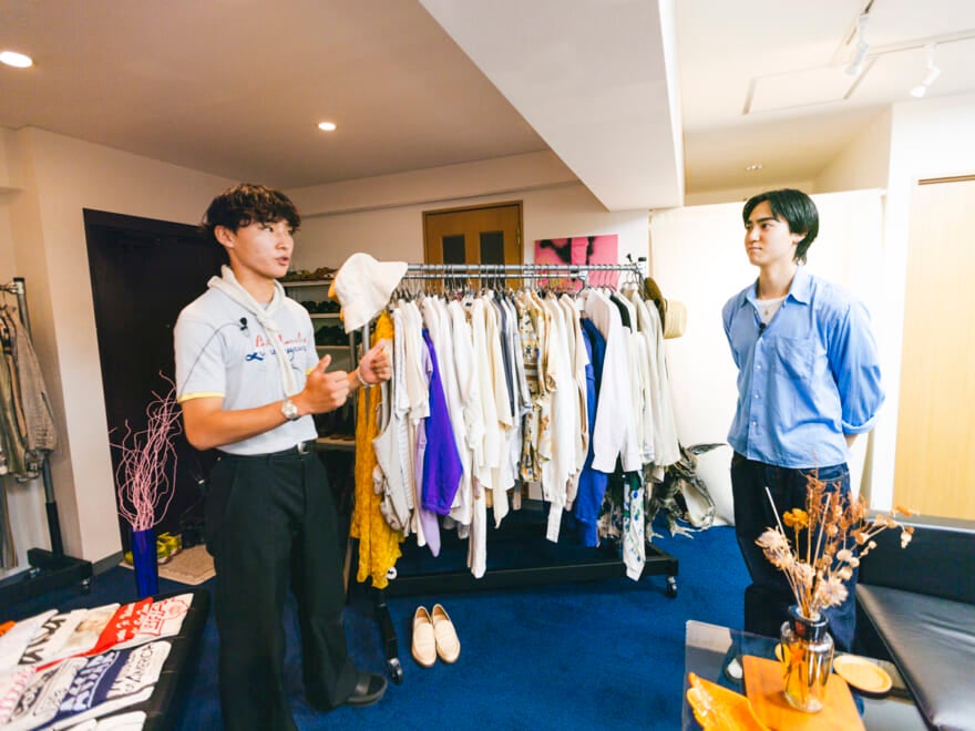 向かい合って会話をする佐野さんと加藤さん