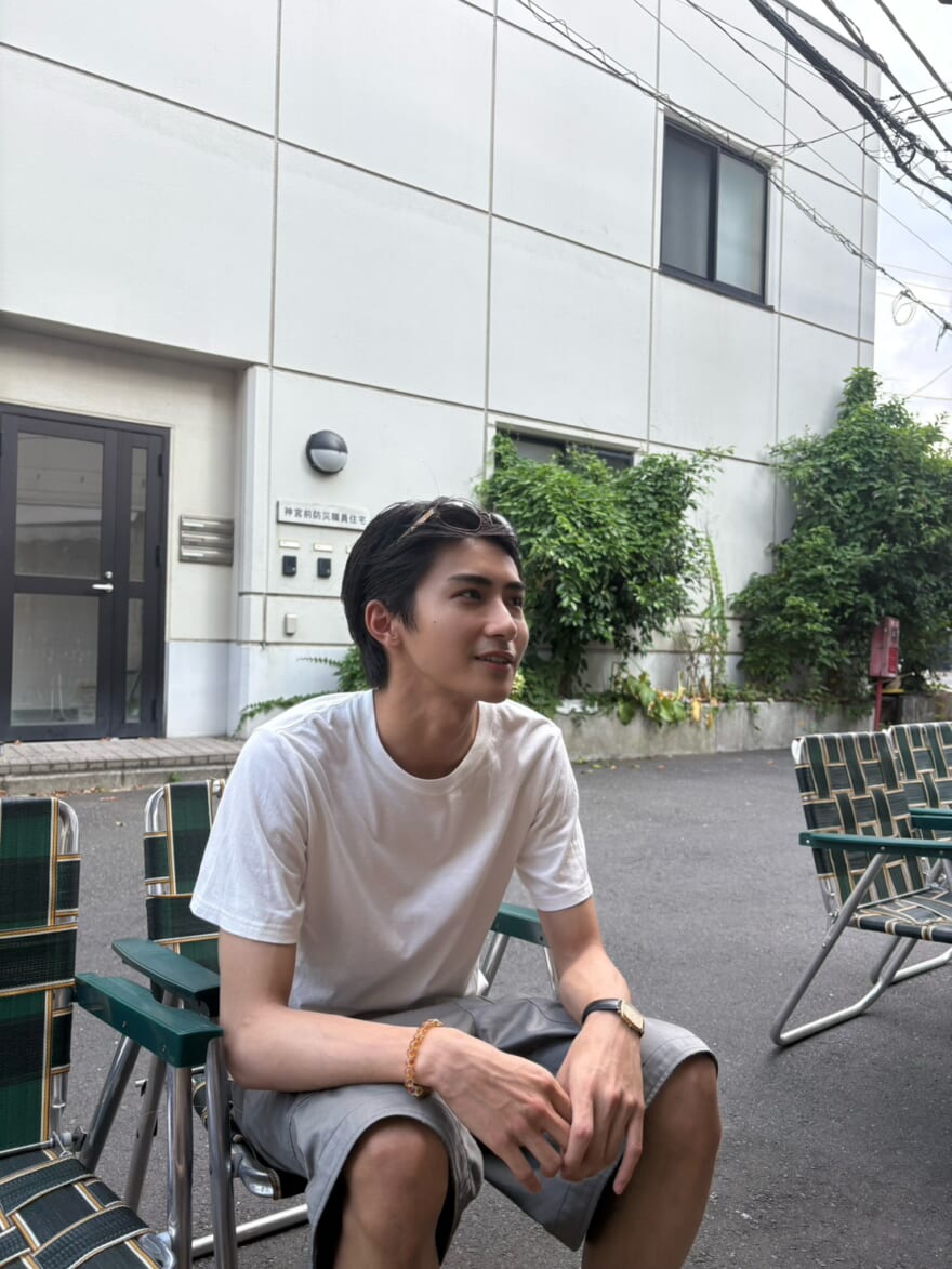 椅子に座る髙橋大翔