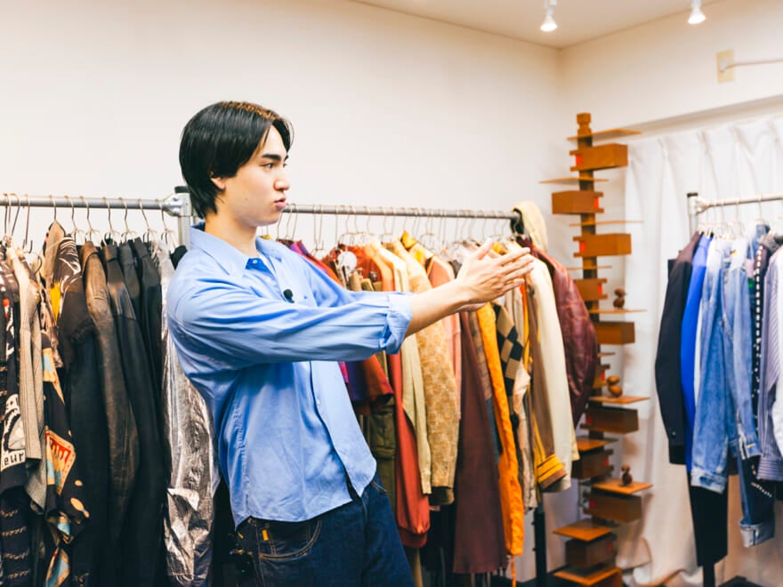 ラックの前で話す加藤さん