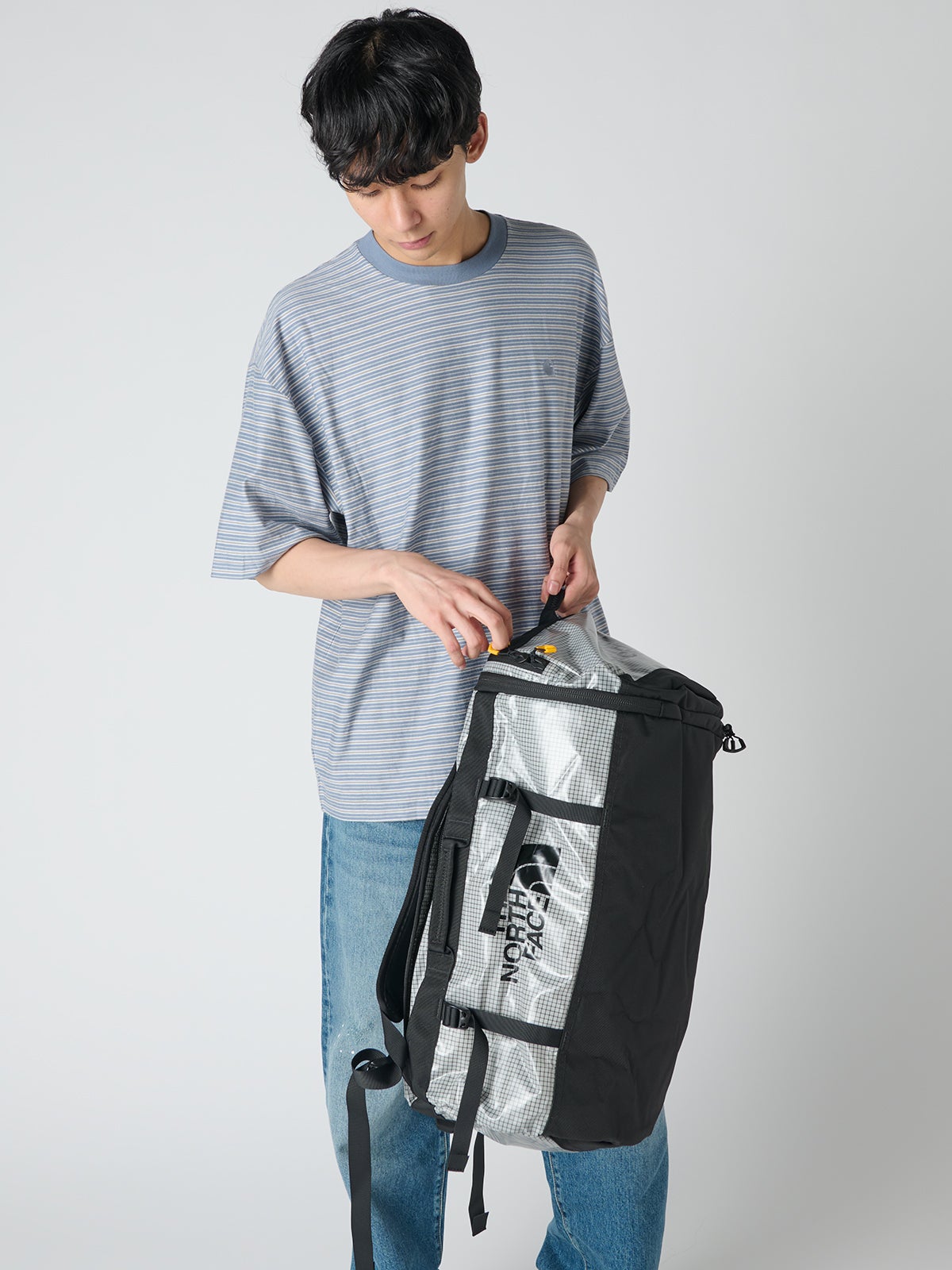 ザ・ノース・フェイスの旅バッグ／BC Light Duffel 50の手持ち