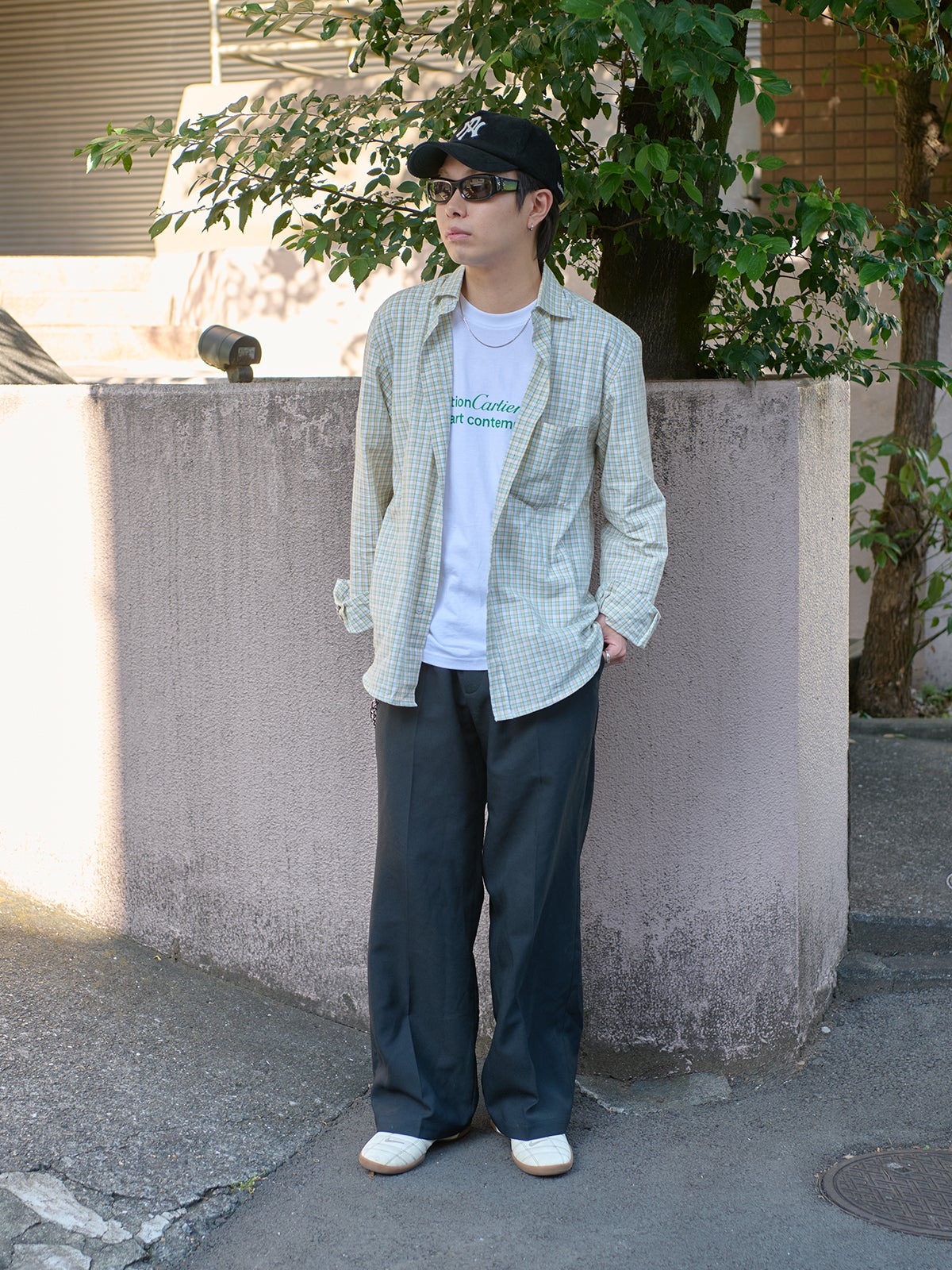 EDSTR&Ouml;M OFFICE PR & Communications大沢駿介さんの愛用スニーカーコーデ全身