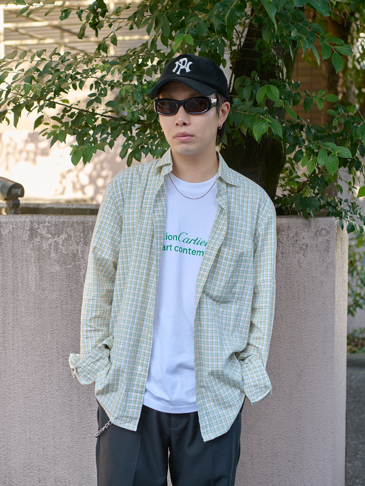 EDSTR&Ouml;M OFFICE PR & Communications大沢駿介さんの愛用スニーカーコーデ上半身