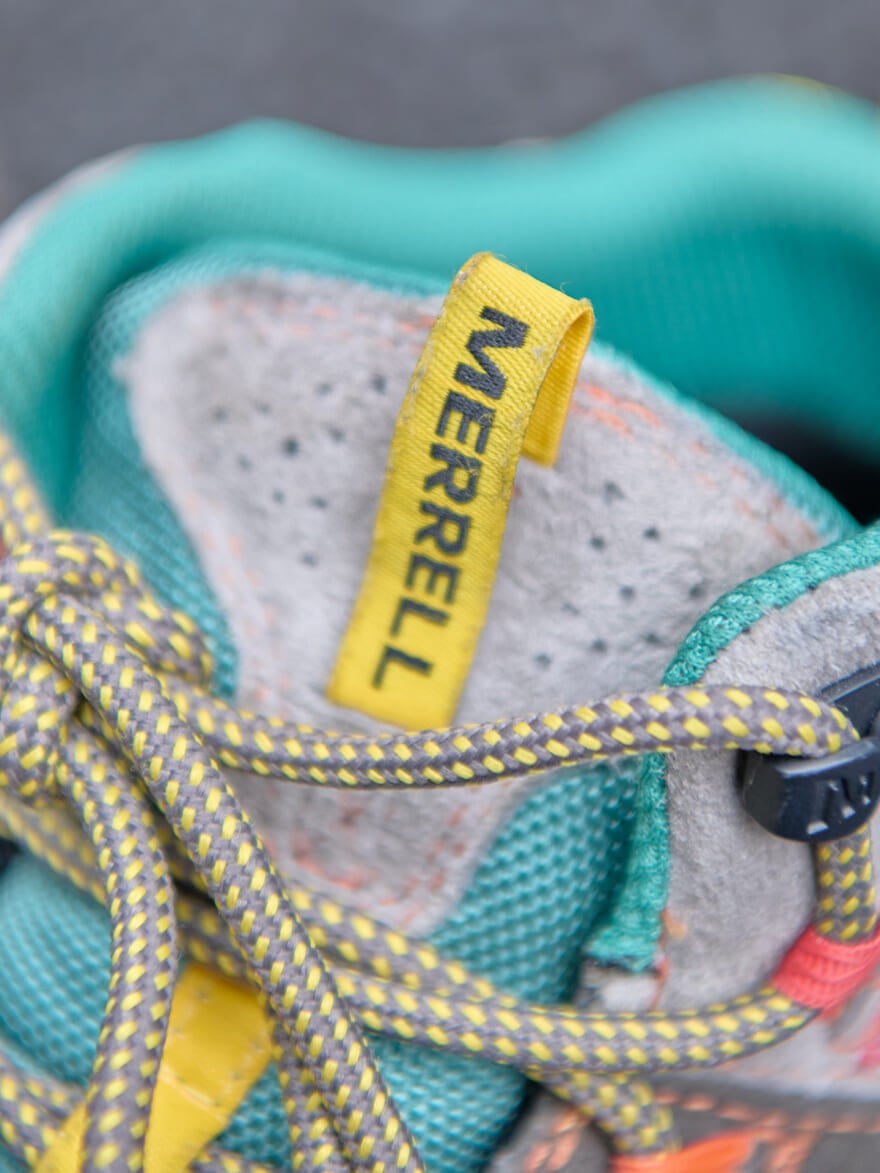 White Mountaineering &times;  MERRELLの愛用スニーカー&nbsp;「WRAPT MID WATERPROOF」シュータン寄り