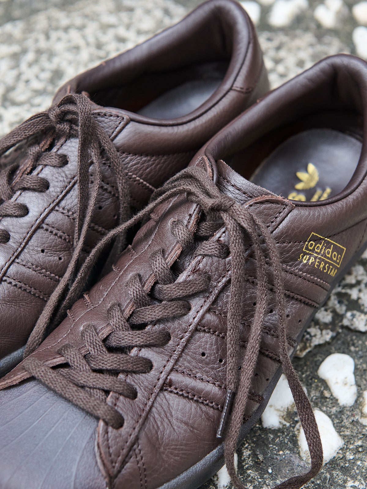 adidas Originals、アディダスオリジナルズ、スーパースターヴィンテージ、SUPERSTAR VINTAGE、ブラウン、トップ、寄り