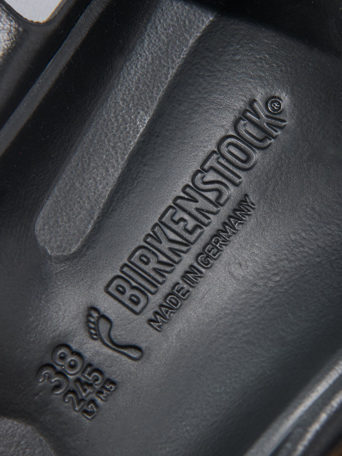 ビルケンシュトックの黒いコスパ名品|BIRKENSTOCKのアリゾナ EVAのロゴ