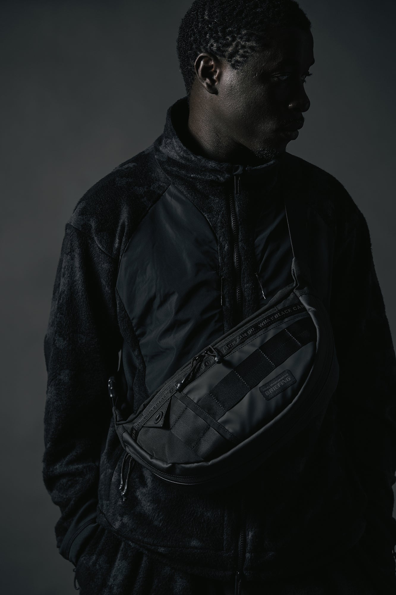 WM×BR NEOCHROME CROSS BODY 正面