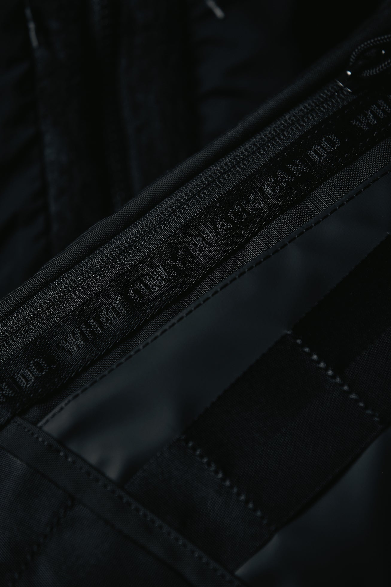 WM×BR NEOCHROME CROSS BODY ファスナー