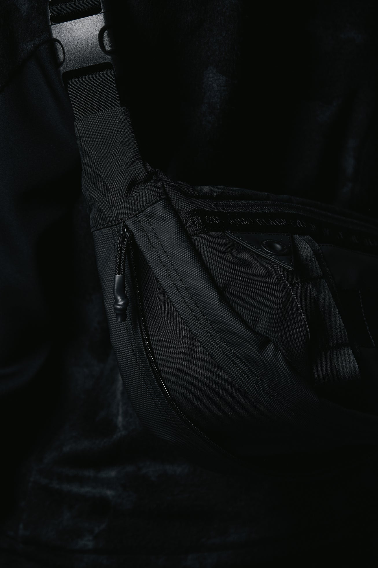 WM×BR NEOCHROME CROSS BODY 側面