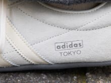 特別な「アディダス」の白スニーカーはトーンを抑えて大人っぽく履きこなす【人気ショップ＆ブランドスタッフの夏の毎日更新スニーカースナップ／DAY21】