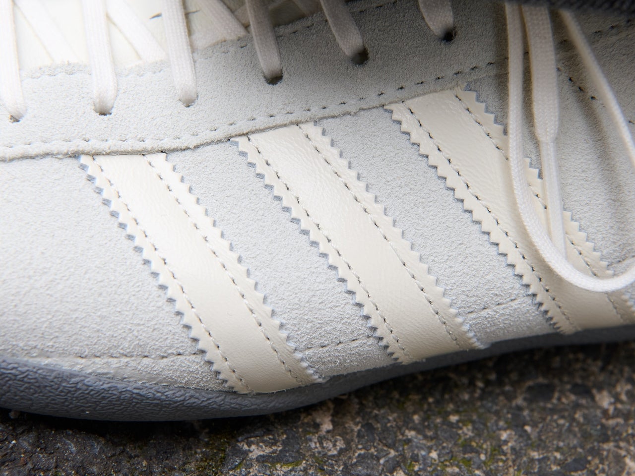 adidas Originalsの愛用スニーカー 「adidas Originals for ÉDIFICE/IENA "TOKYO" Exclusive」のサイド