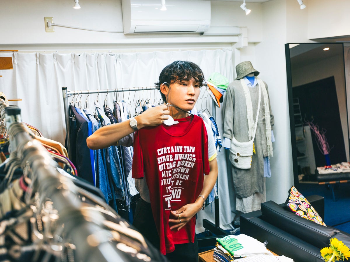 赤いTシャツを体に当てる佐野さん