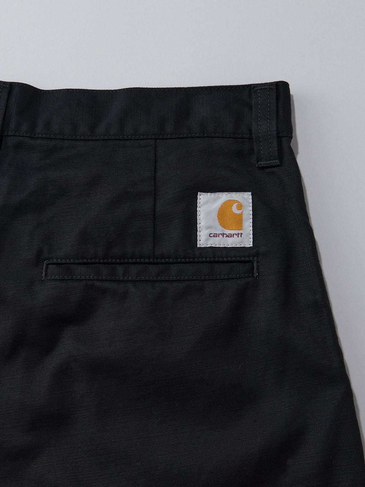 【カーハート WIPの黒いコスパ名品】Carhartt WIPのブレーダーのスクエアラベル