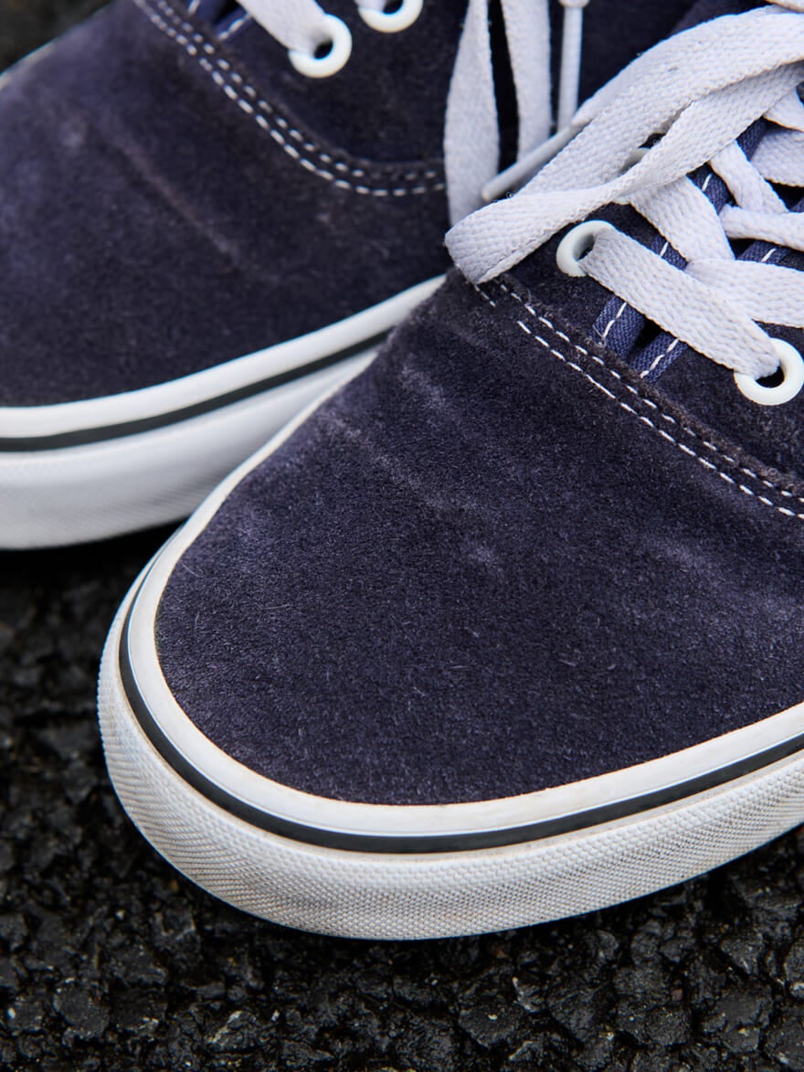 ヴァンズの愛用スニーカー「オーセンティック」SUEDE PEACOATのトゥ寄り