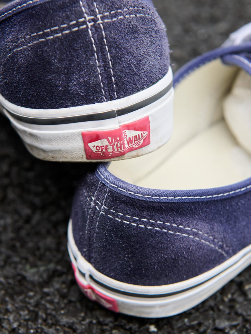 ヴァンズの愛用スニーカー「オーセンティック」SUEDE PEACOATのヒールロゴ
