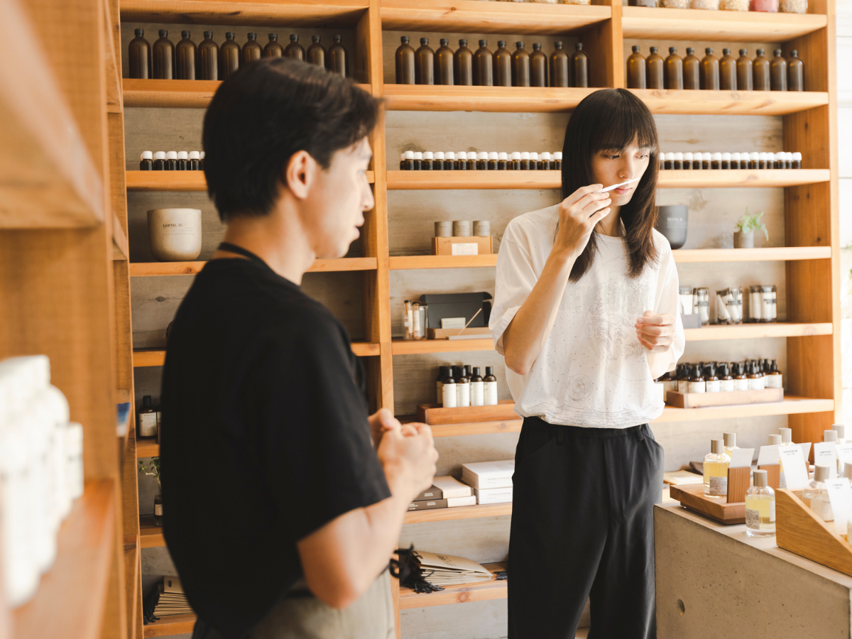 ルラボ代官山 香りを試しているシーン
