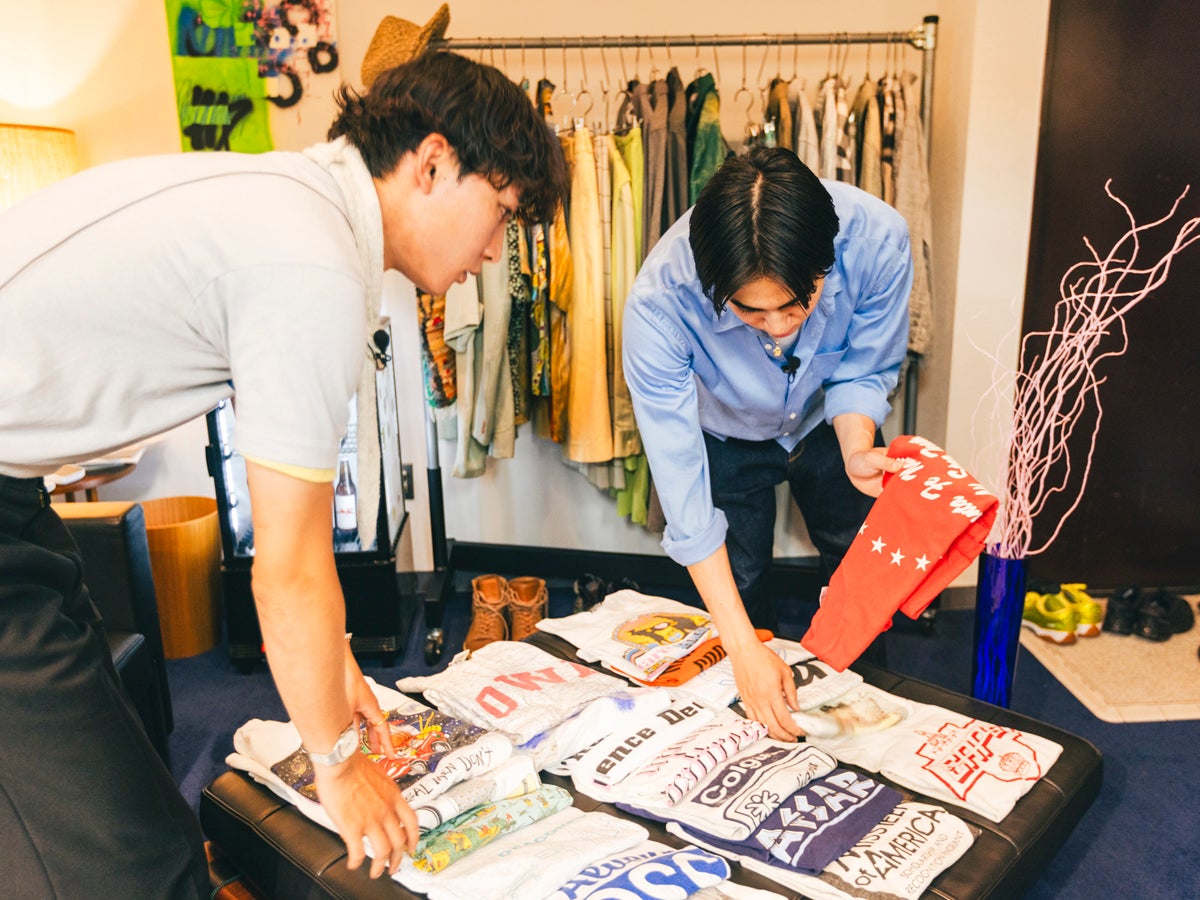 Tシャツのスペースを覗き込む佐野さんと加藤さん