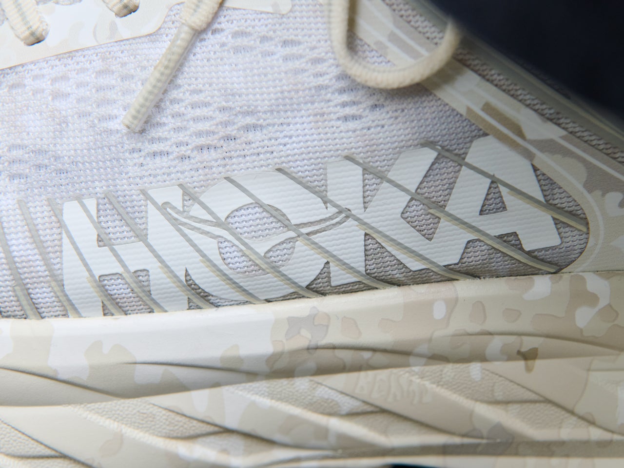 特別な「HOKA」とネイビースラックス。柄をさりげなくリンクさせた大人アウトドアスタイル【人気ショップ＆ブランドスタッフの夏の毎日更新スニーカースナップ／DAY10】