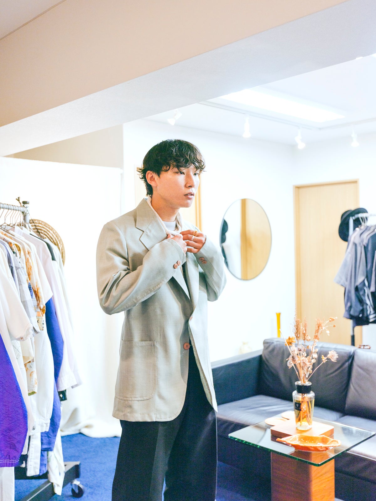 グリーンのジャケットを羽織る佐野さん