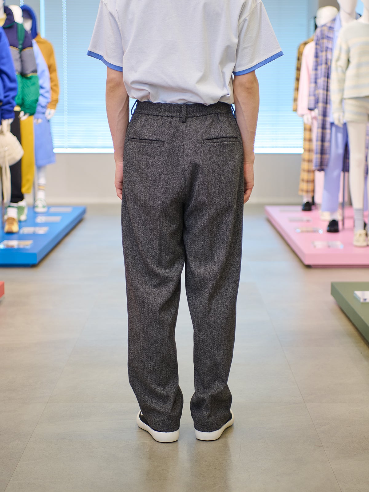 タックテーパードパンツ(ツイーディー)、バック